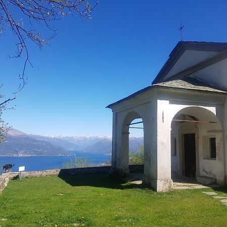B&B Il Gatto Nero Castelveccana Exteriör bild
