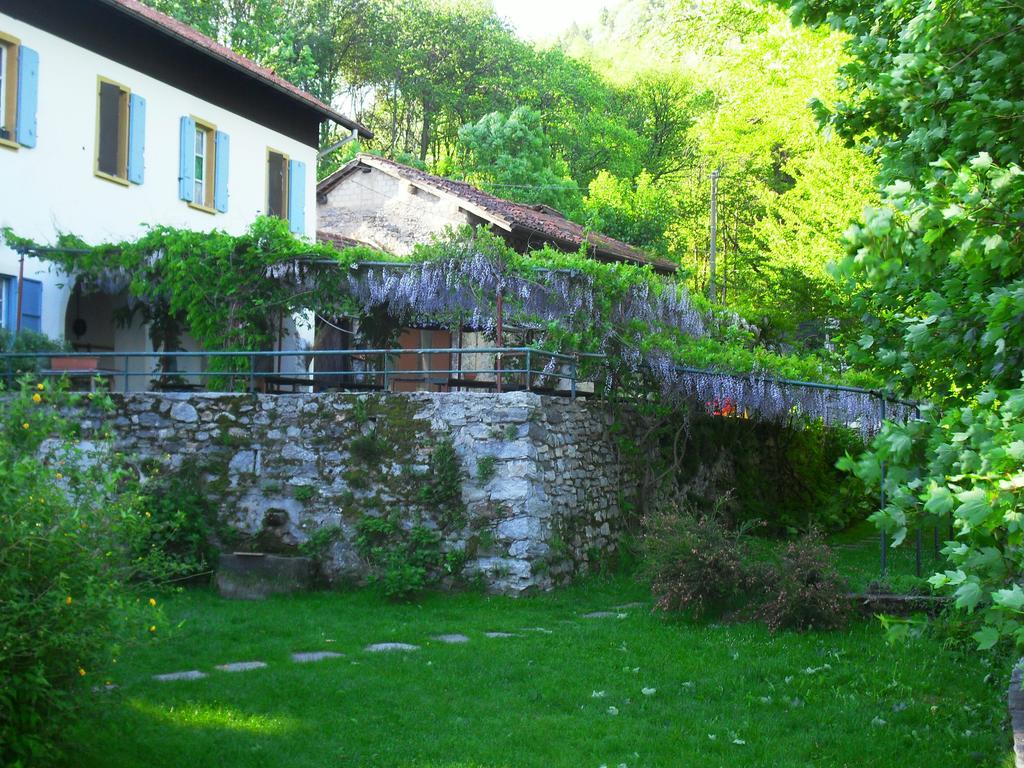 B&B Il Gatto Nero Castelveccana Exteriör bild