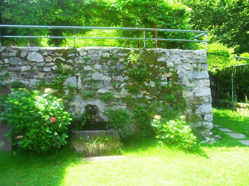 B&B Il Gatto Nero Castelveccana Exteriör bild