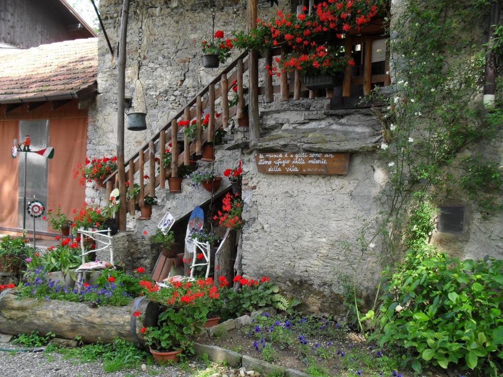 B&B Il Gatto Nero Castelveccana Exteriör bild