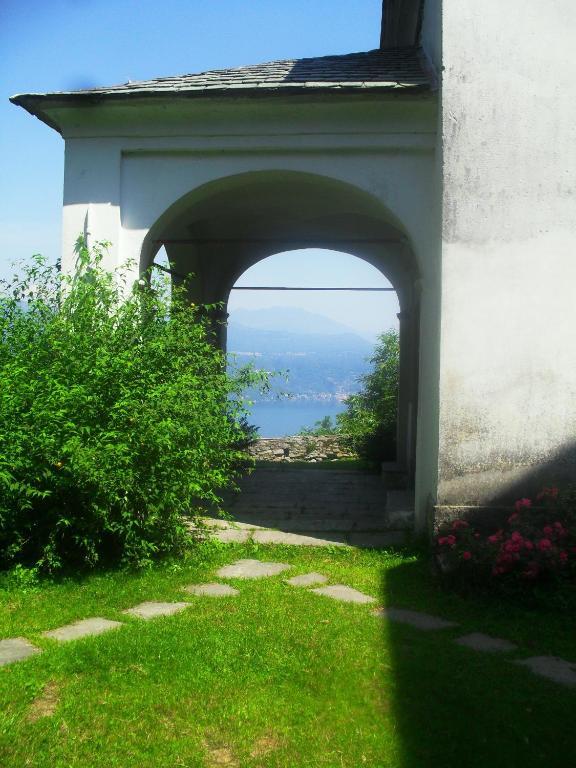 B&B Il Gatto Nero Castelveccana Exteriör bild