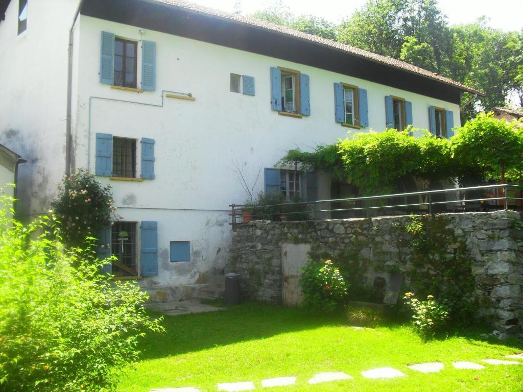 B&B Il Gatto Nero Castelveccana Exteriör bild